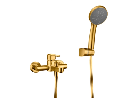 Robinet de baignoire avec douche à main. Le robinet est composé d'un corps principal en laiton dotés d'une finition or brossé, offrant un aspect élégant et moderne. GARANTIE 5 ANS, LIVRAISON OFFERTE 5 à 6 Jours